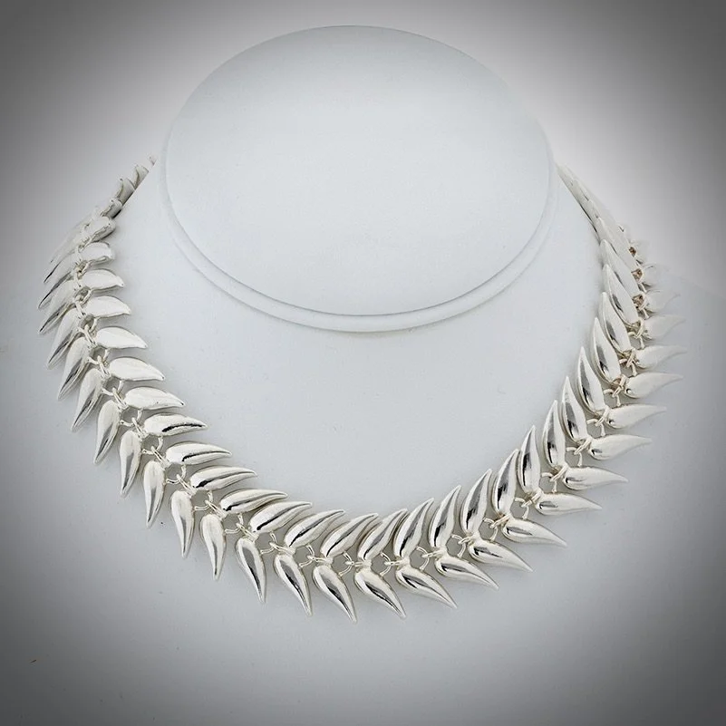 アクセサリー Emblem Vine Shield Pattern GARNI Pendant